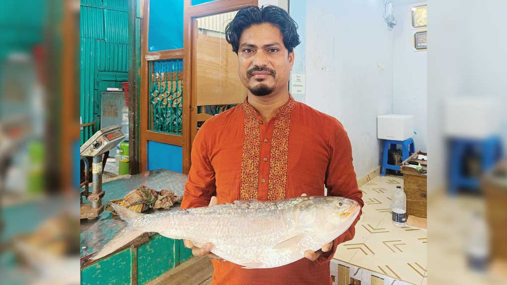 চাঁদপুরে ১৩ হাজার টাকায় বিক্রি এক ইলিশ