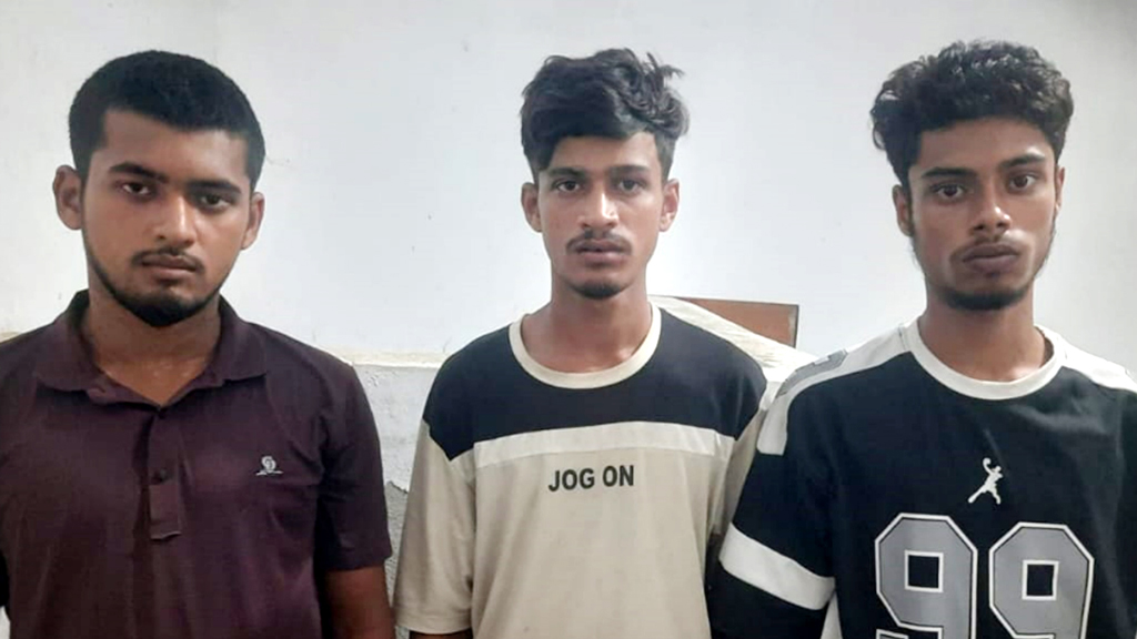 চাঁদপুরে স্কুলছাত্রীকে রাতভর ধর্ষণ, গ্রেপ্তার ৩