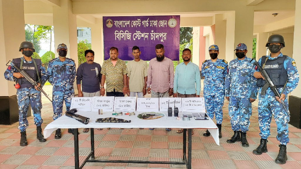 চাঁদপুরে অস্ত্রসহ ডাকাত দলের ৫ সদস্য আটক