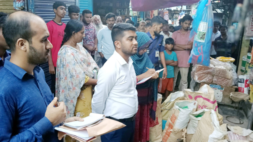 চাঁদপুরে নিষিদ্ধ পলিথিন জব্দ, ব্যবসায়ীকে জরিমানা