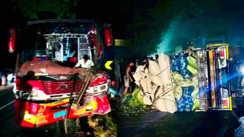 চকরিয়ায় বাস-পিকআপের মুখোমুখি সংঘর্ষে নিহত ২