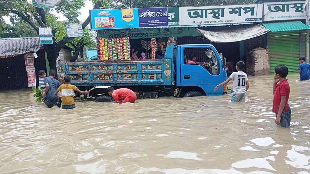 চকরিয়ায় বন্যাকবলিত মানুষ আক্রান্ত হচ্ছে পানিবাহিত নানা রোগে