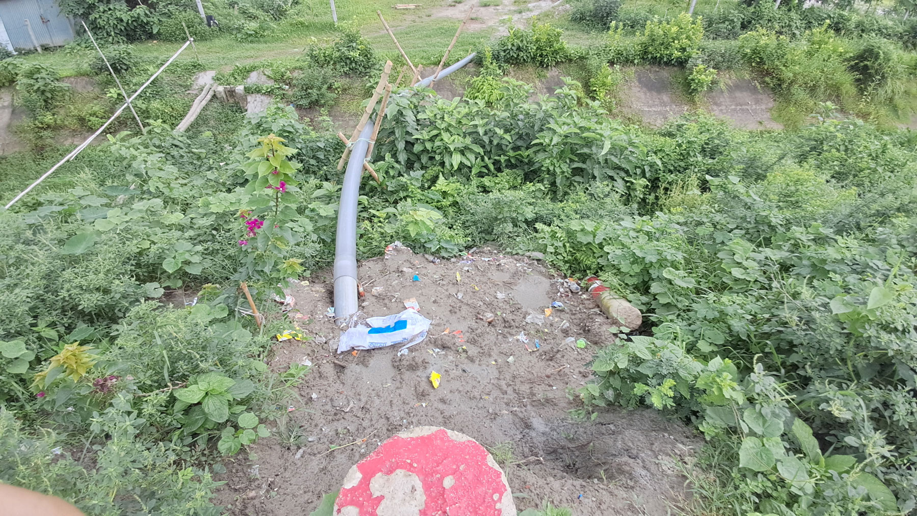 সেচ প্রকল্পের বাঁধের নিচে ড্রেজার পাইপ, বর্ষায় ভাঙন আতঙ্কে এলাকাবাসী