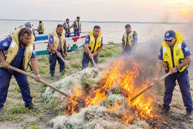 চাঁদপুর নৌ পুলিশের অভিযানে জব্দ জাল আগুনে পুড়িয়ে বিনষ্ট করা হয়। ছবি: সংগৃহীত