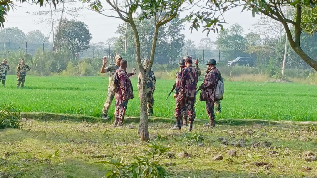 চাঁপাইনবাবগঞ্জ সীমান্তে দুই দেশের গ্রামবাসীর মধ্যে সংঘর্ষ, প্রায় ৩ কিলোমিটার এলাকাজুড়ে ছড়িয়ে পড়ে। ছবি: আজকের পত্রিকা
