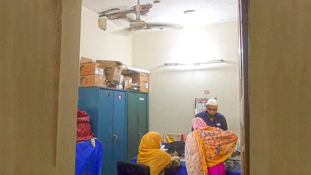 চাঁপাইনবাবগঞ্জে জরাজীর্ণ বক্ষব্যাধি ক্লিনিক, আতঙ্কে চিকিৎসক-রোগী