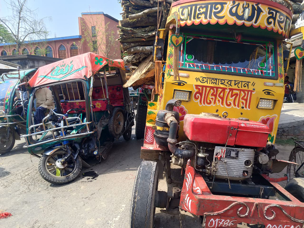 চাঁপাইনবাবগঞ্জে অটোরিকশা-ভটভটির সংঘর্ষে শিশু নিহত