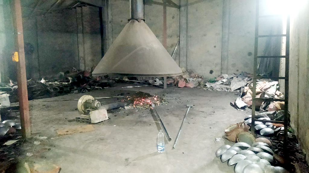 অবৈধভাবে ব্যাটারি পুড়িয়ে সিসা উৎপাদন, চাঁপাইনবাবগঞ্জে ৮ জনের কারাদণ্ড