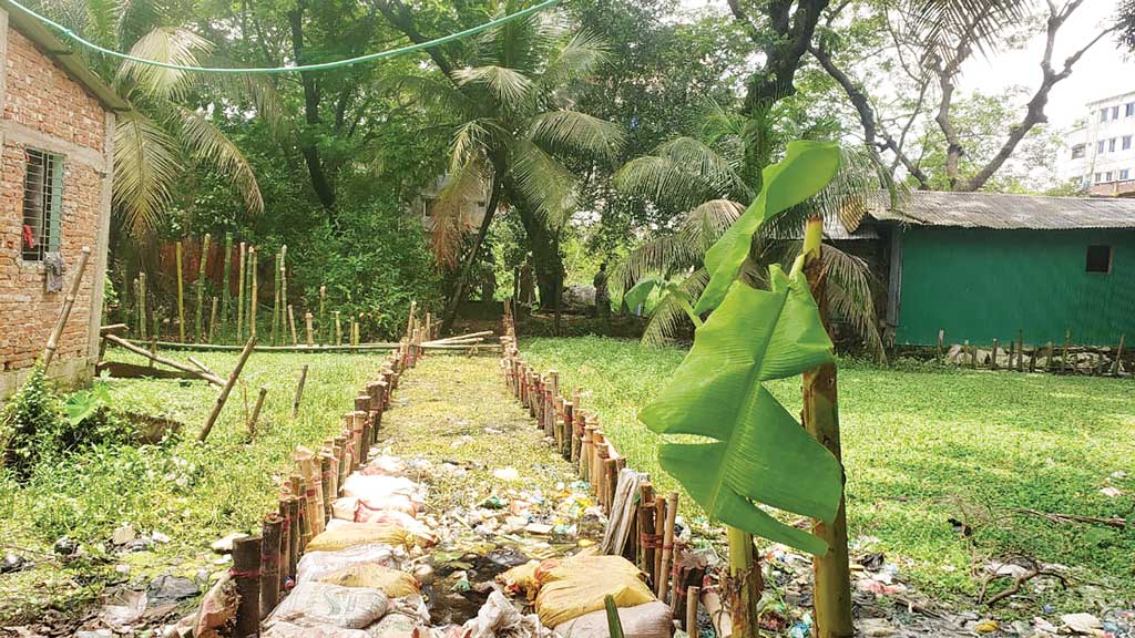 চট্টগ্রামে ‘নয়া কায়দায়’ ভরাট শতবর্ষী পুকুর