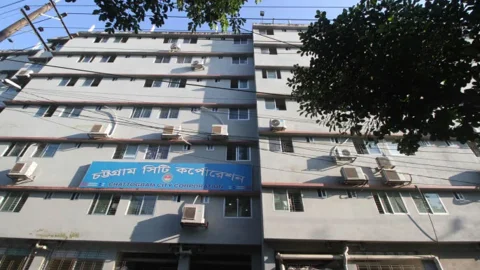 চসিকের সড়ক উন্নয়নকাজে জালিয়াতি: ৩ আসামি কারাগারে