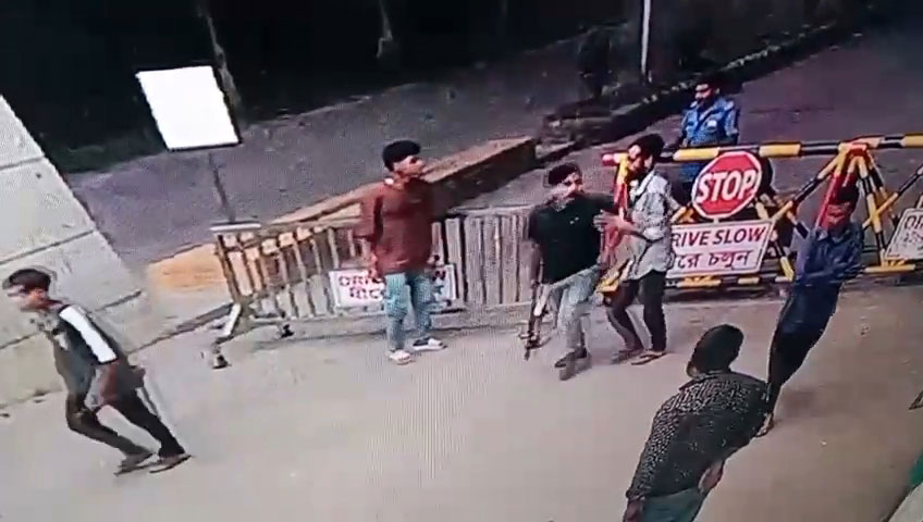 কেইপিজেডে গাছ কাটাকে কেন্দ্র করে সংঘর্ষ, পুলিশ আহত ও গাড়ি ভাঙচুর
