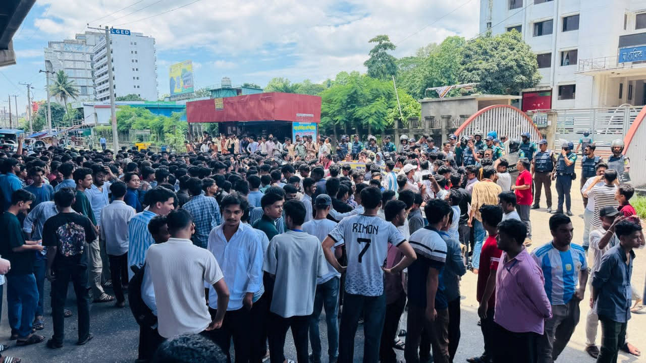 এইচএসসি পরীক্ষা স্থগিত রাখাসহ তিন দফা দাবিতে চট্টগ্রামে শিক্ষার্থীদের বিক্ষোভ