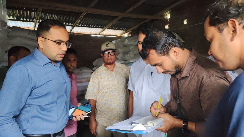 চৌগাছায় অবৈধভাবে মজুত ২৭১ বস্তা সারা জব্দ