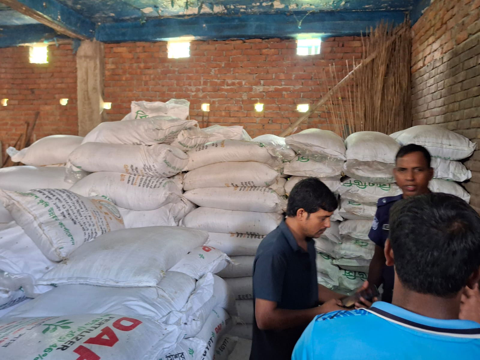 জীবননগরে দুই দিনে ৯১৫ বস্তা সরকারি সার জব্দ, ব্যবসায়ী আটক