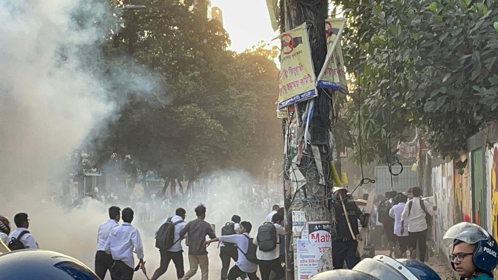 রাজধানীর সায়েন্স ল্যাবে সংঘর্ষ থামাতে টিয়ার শেল ও সাউন্ড গ্রেনেড নিক্ষেপ