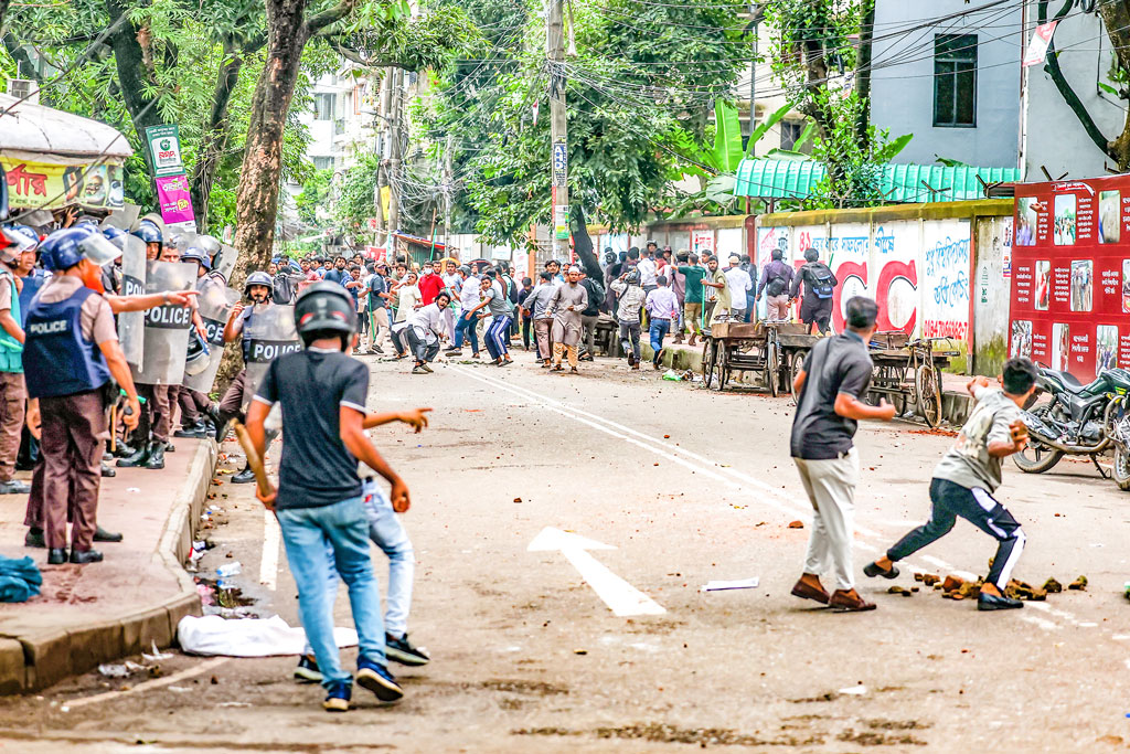 ৭ ক্যাম্পাসে ছাত্রদল-শিবির সংঘর্ষ