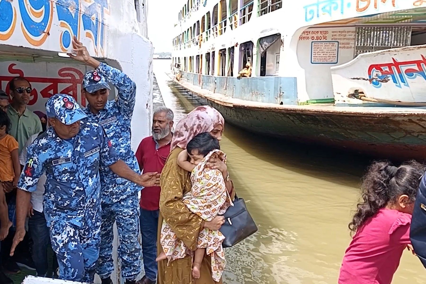 যাত্রীবাহী লঞ্চে গুরুতর অসুস্থ শিশুকে চিকিৎসা দিল কোস্ট গার্ড