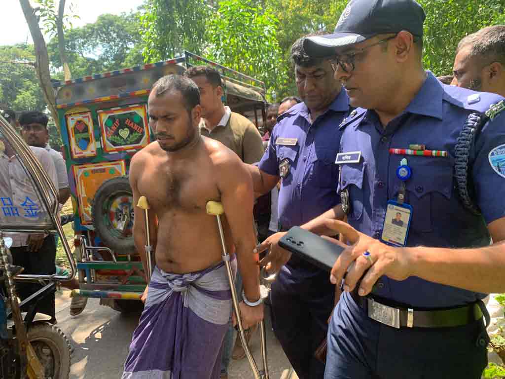কুমিল্লায় মা ও ৮ মাসের ভাতিজিকে কুপিয়ে হত্যা, যুবক আটক