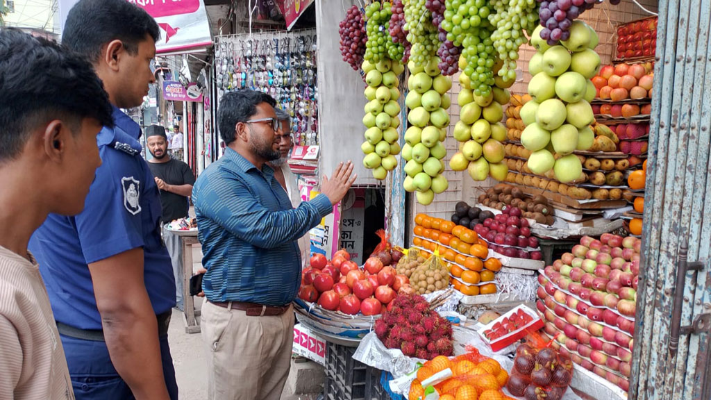 কুমিল্লায় অতিরিক্ত দামে ফল বিক্রির অভিযোগ, ৬ প্রতিষ্ঠানকে জরিমানা