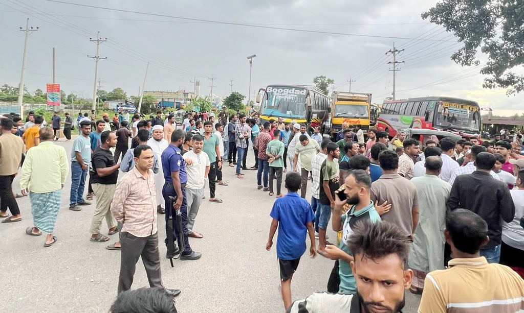কুমিল্লায় লরির চাপায় প্রবাসী নিহত, মহাসড়ক অবরোধ