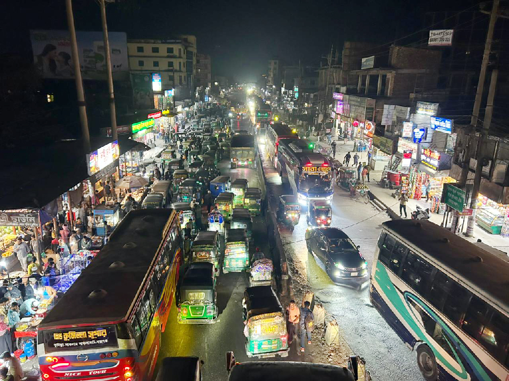 কুমিল্লায় ঢাকা-চট্টগ্রাম মহাসড়কে যানবাহনের বাড়তি চাপ