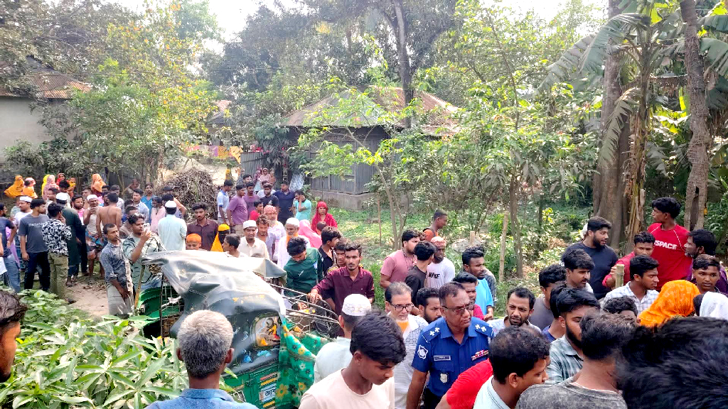 কুমিল্লায় অটোরিকশা-কাভার্ড ভ্যান সংঘর্ষে মা-ছেলে নিহত