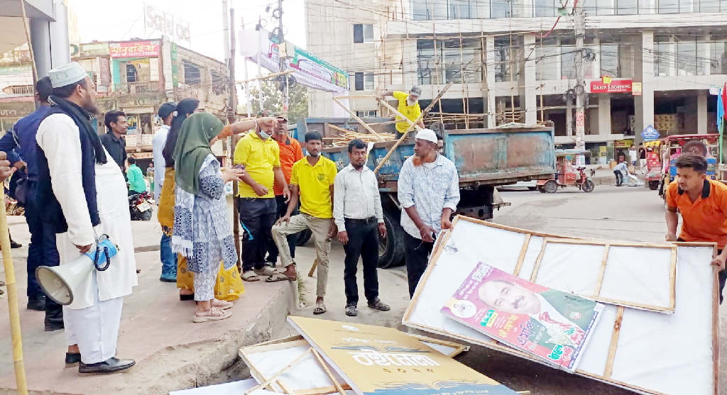 কুমিল্লায় চলছে নির্বাচনী পোস্টার–ব্যানার অপসারণ