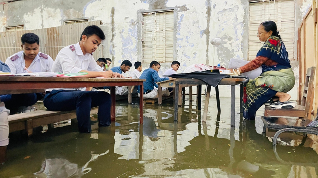 বৃষ্টিতে ডুবেছে কুমিল্লা নগরী, এসএসসি পরীক্ষার্থীদের ভোগান্তি