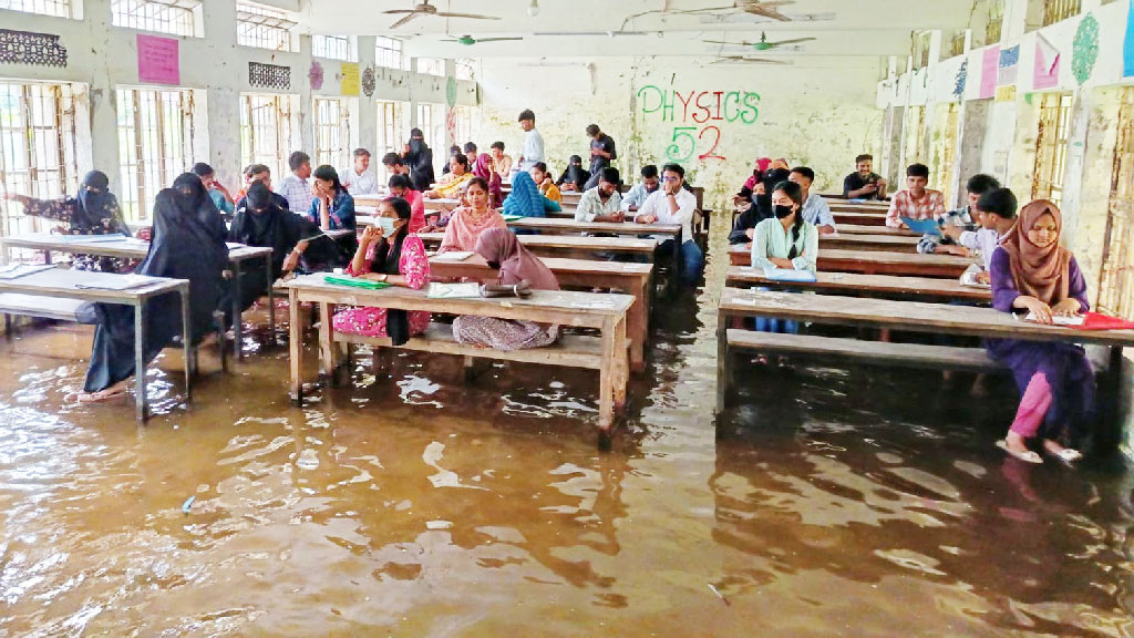 কুমিল্লা ভিক্টোরিয়া কলেজের জলাবদ্ধ কক্ষেই ভর্তি পরীক্ষা