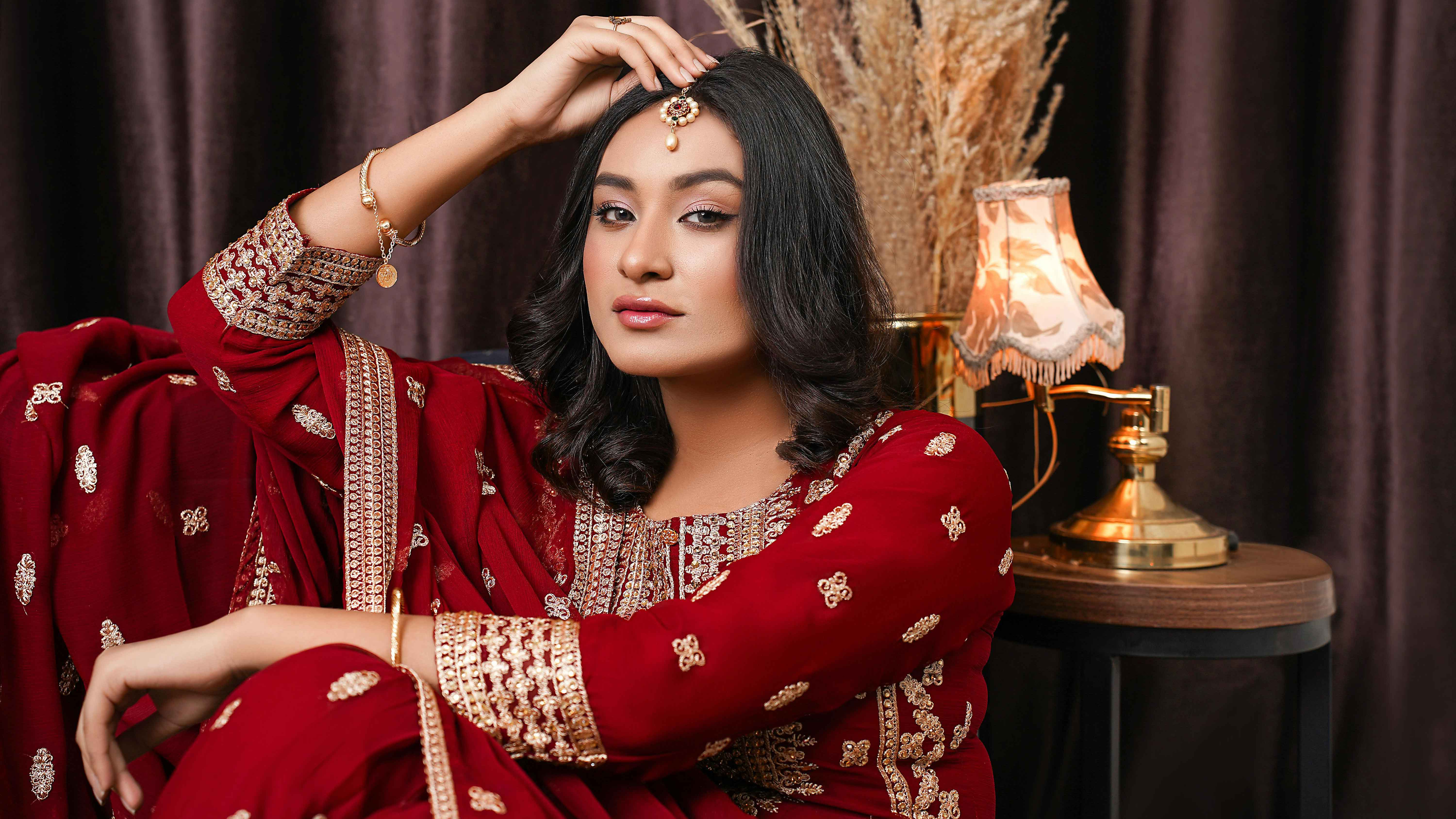 উৎসবের এ মাসে লাল রঙের পোশাকের সঙ্গে যেমন হবে সাজ