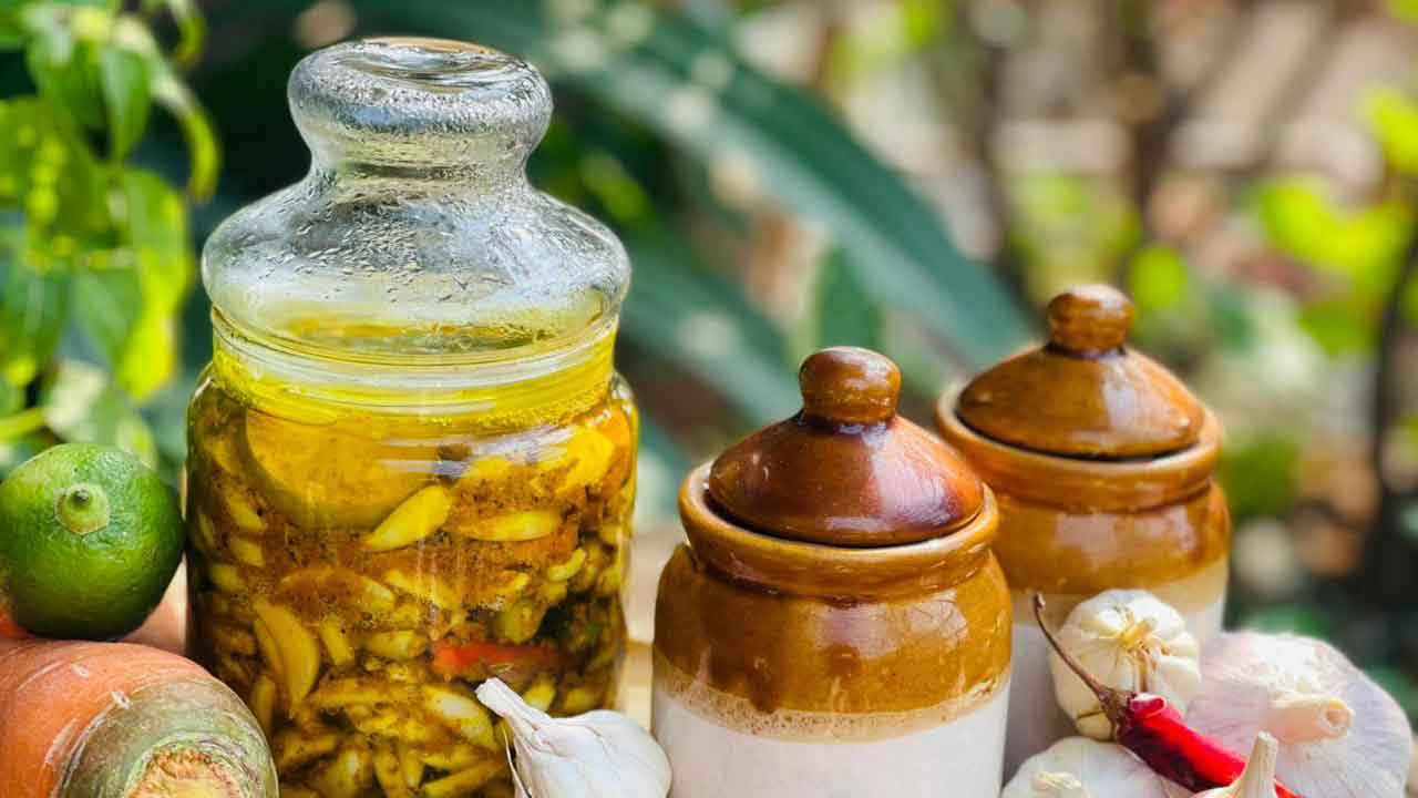 যে আচার মৌসুমি রোগবালাই থেকে মুক্ত রাখবে