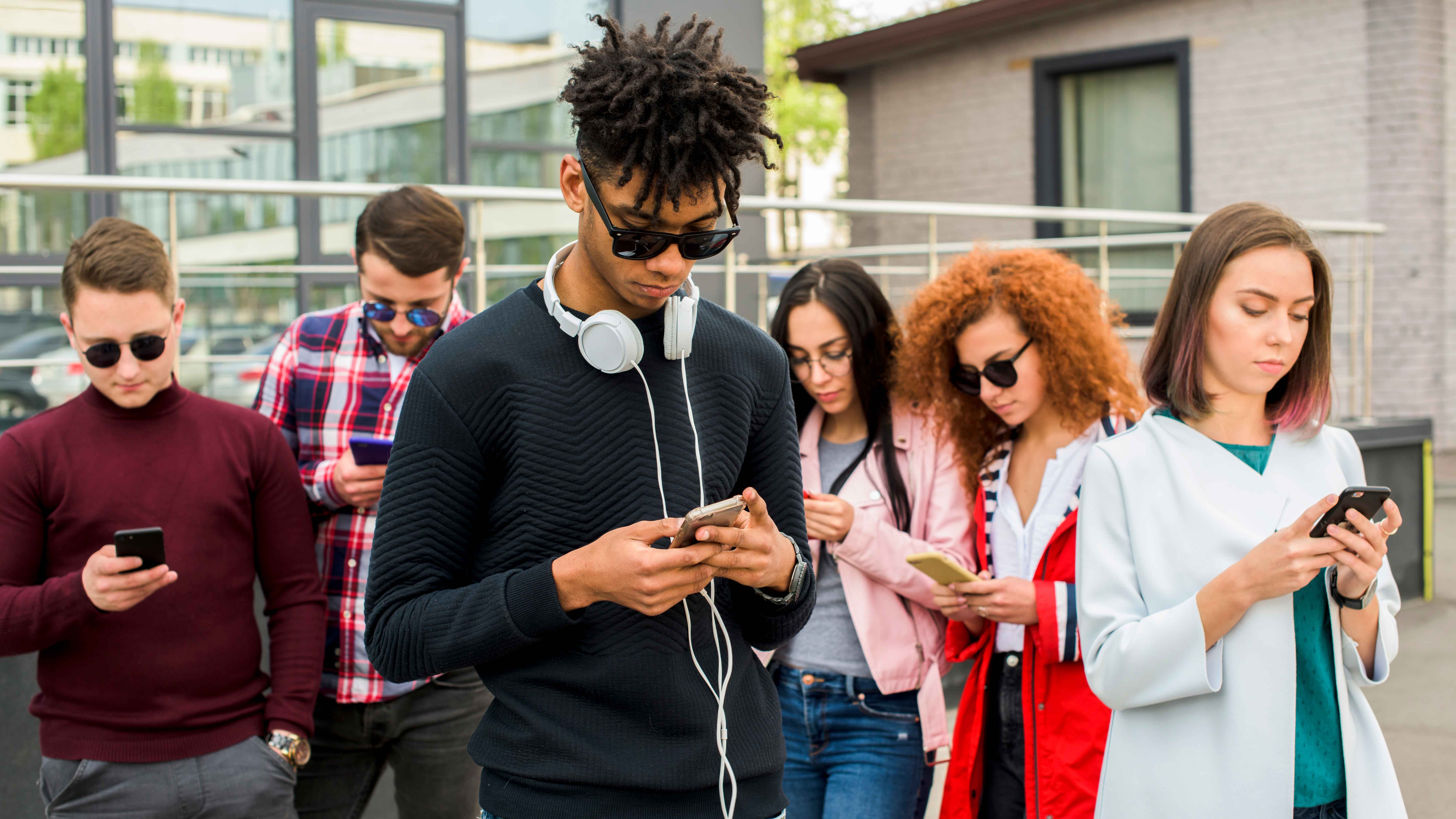 শুরু হয়েছে জেন জেড প্রজন্মের স্ক্রিন আসক্তি থেকে মুক্তির লড়াই