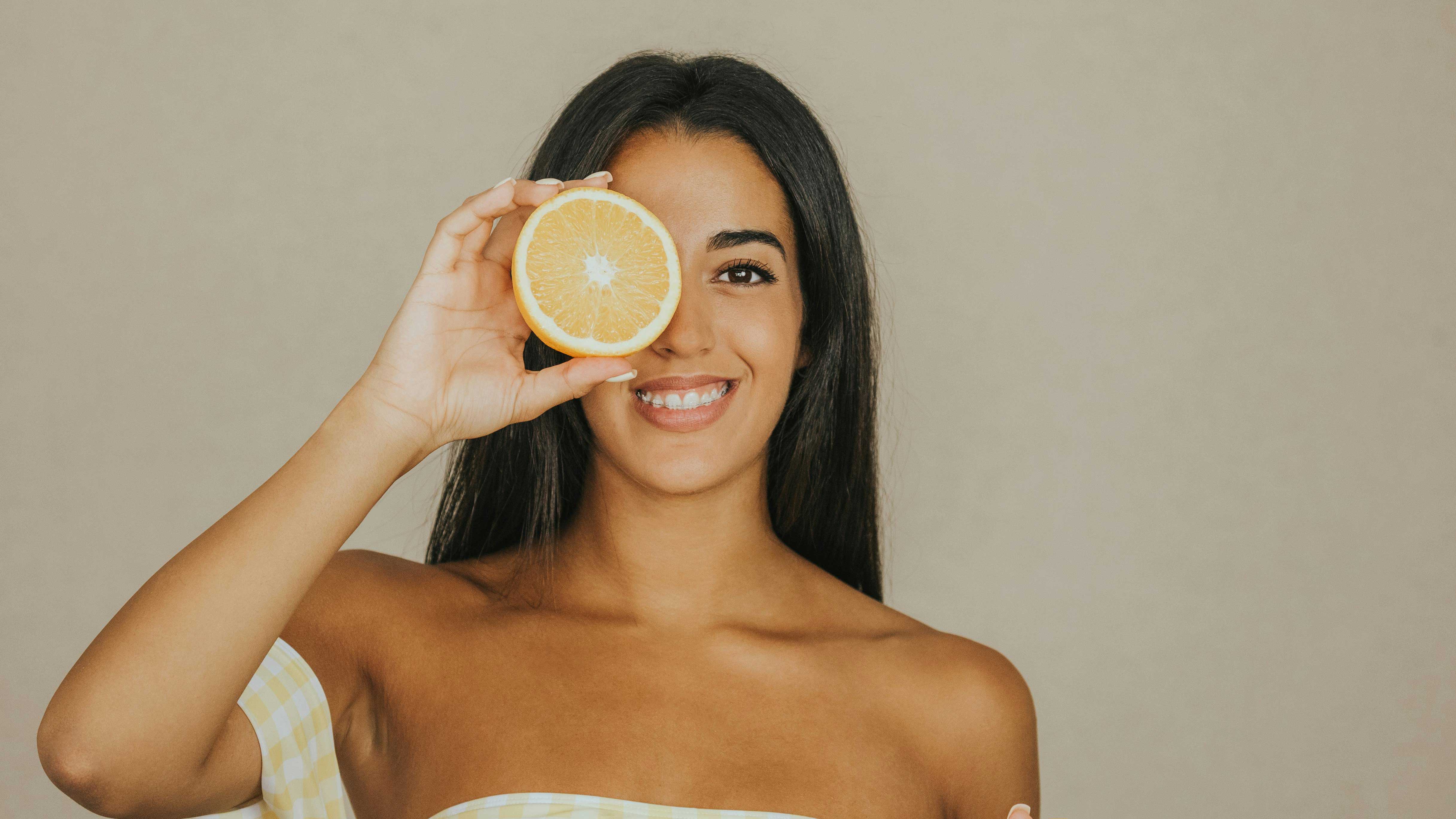 শীতে ত্বকের উজ্জ্বলতা ফেরাতে কমলালেবুর খোসা দিয়ে তৈরি করুন ফেসপ্যাক