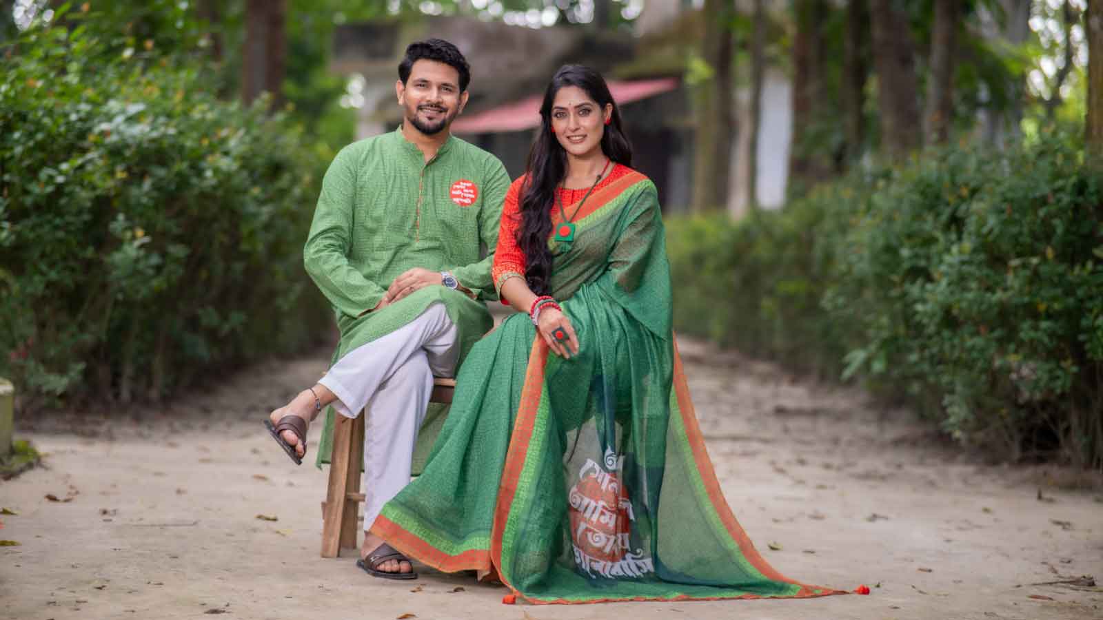 লাল ও সবুজ রঙের পোশাক যেভাবে পরবেন