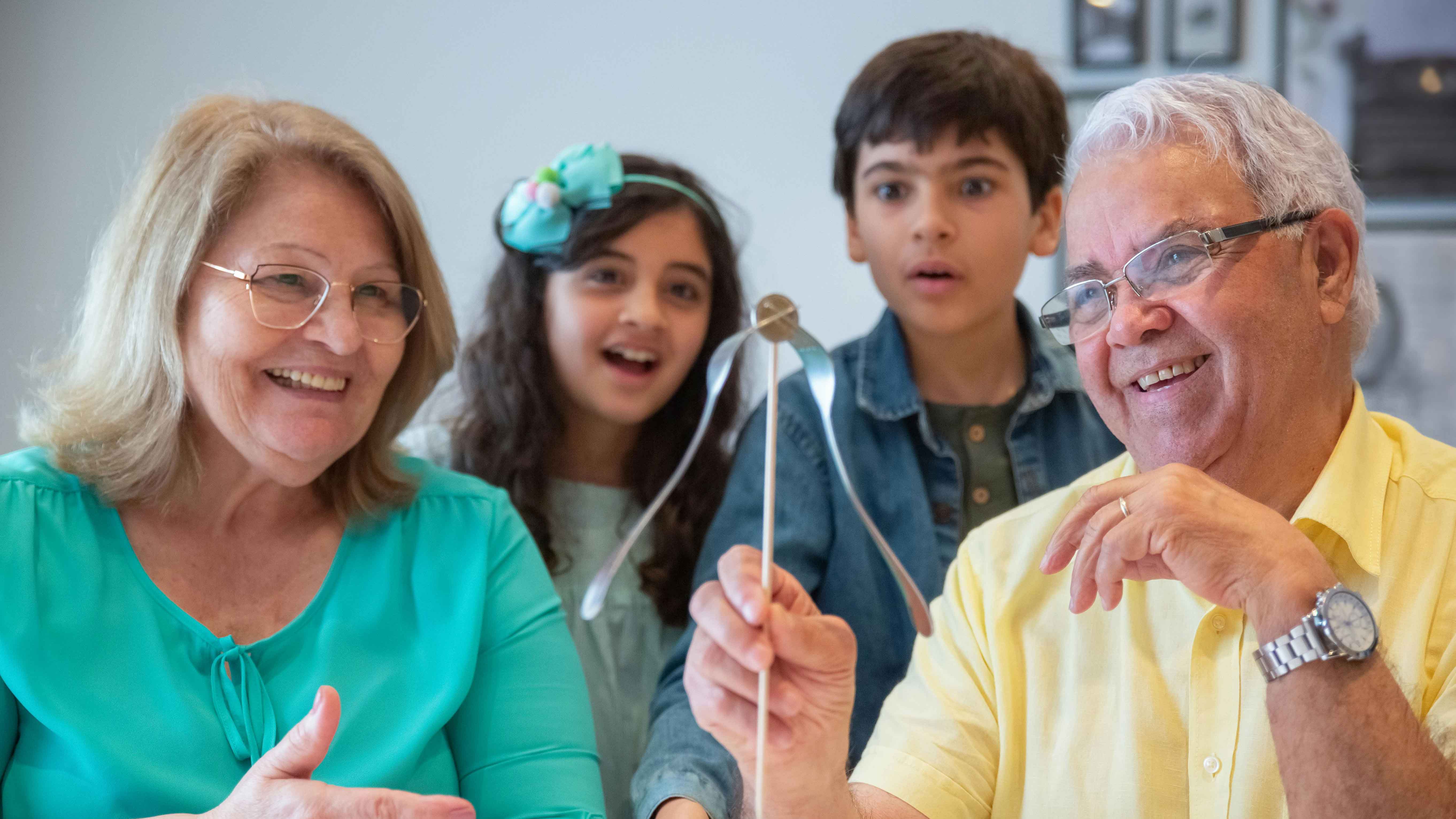 নাতি-নাতনিদের সাহচর্যে লুকিয়ে রয়েছে বার্ধক্য জয়ের চাবিকাঠি