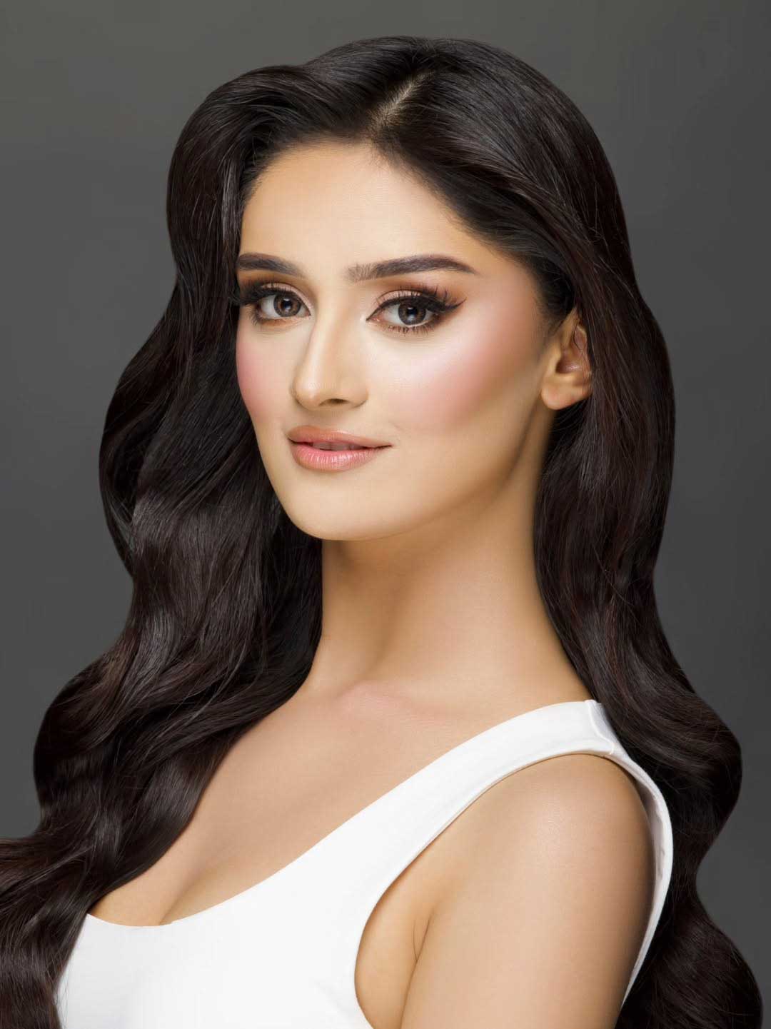 মণিকা মনে করেন, প্রাকৃতিক ত্বকের যত্ন কেবলই বাহ্যিক সৌন্দর্যের বিষয় নয়, এটি নিজের শিকড়ের সঙ্গে সংযুক্ত থাকার বিষয়ও। ছবি: ইনস্টাগ্রাম