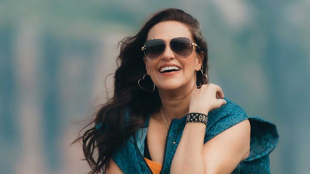 শরীরের ব্যথা কমাতে নেহা ধুপিয়া পানীয় পান করেন