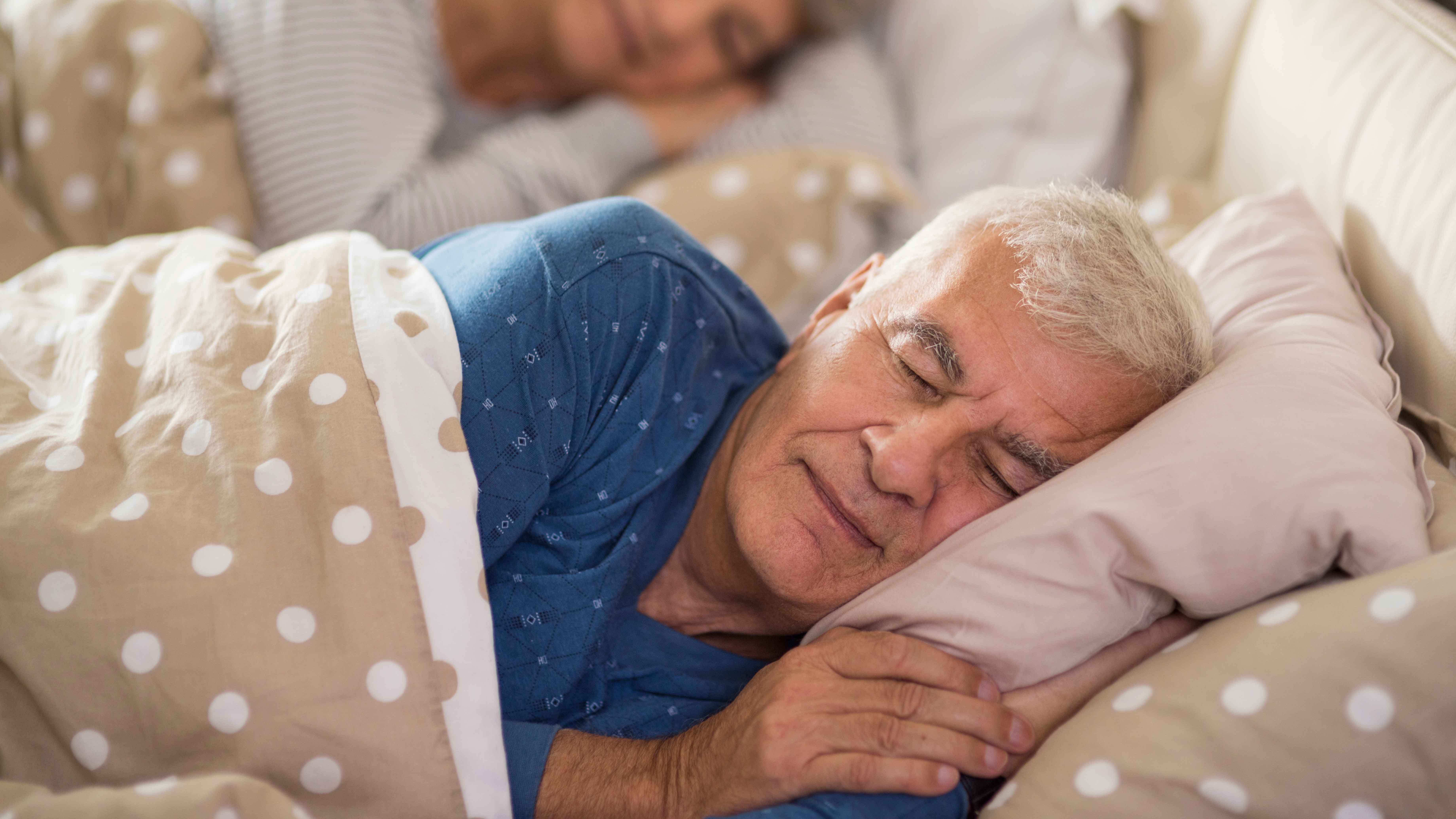 বয়স বাড়লে ঘুম কমে যায় কেন