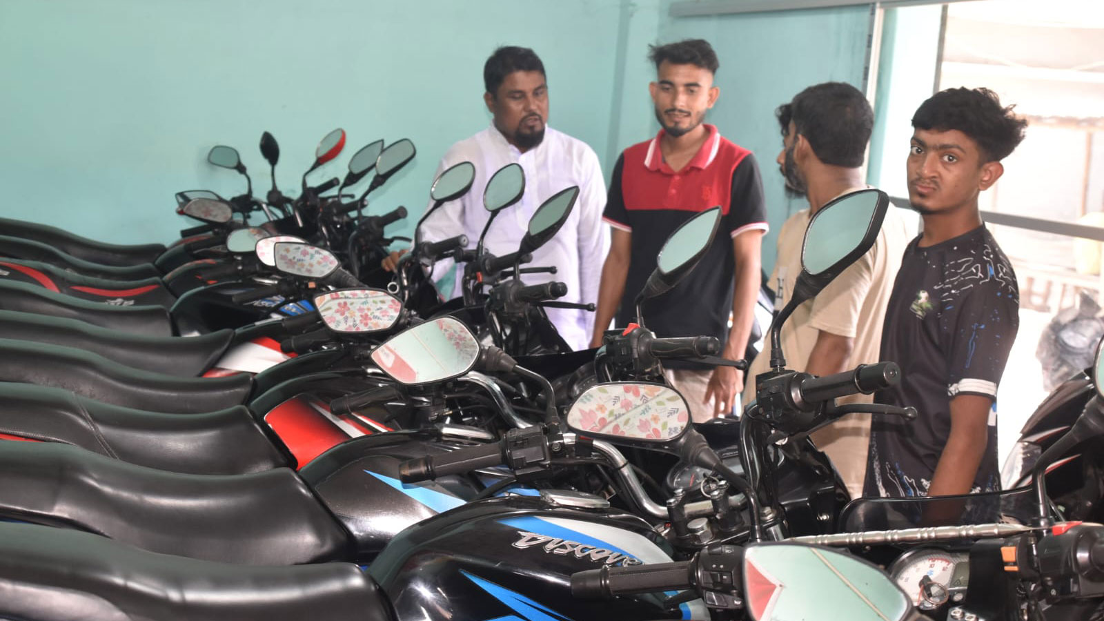 এক বাজারেই পুরোনো মোটরসাইকেলের ৫০ শোরুম, জমজমাট বেচাকেনা