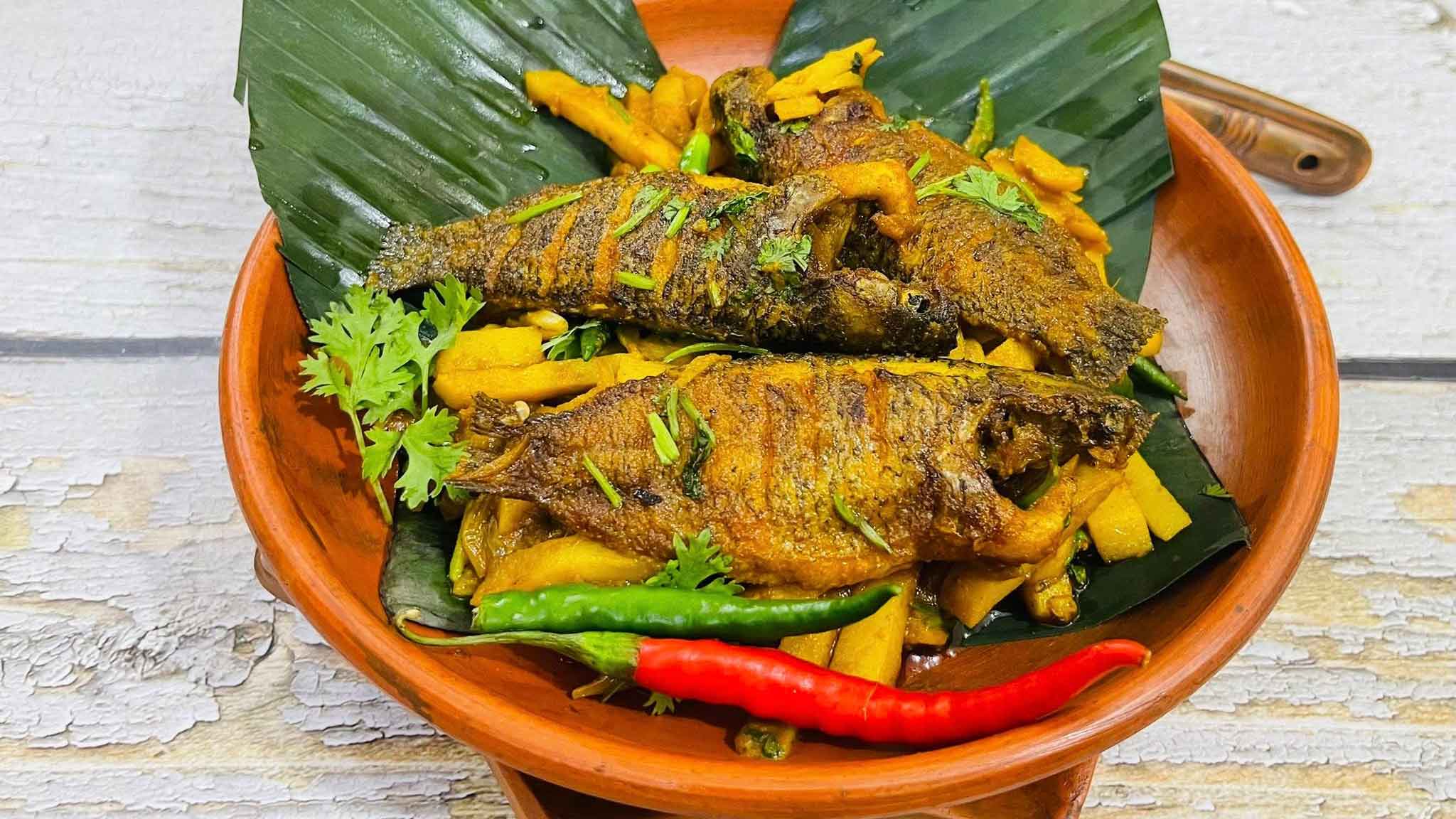 ছুটির দিনে হালকা খাবারে থাকুক দেশি কই মাছের ঝোল