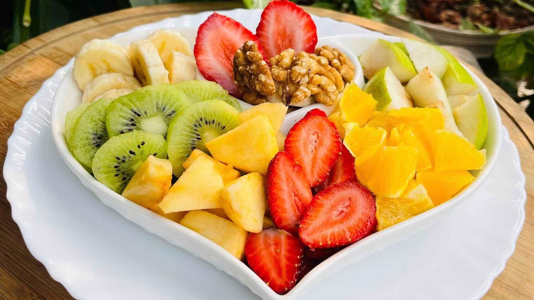 স্বাস্থ্যকর ইফতারিতে থাকুক রঙিন ফলের সালাদ