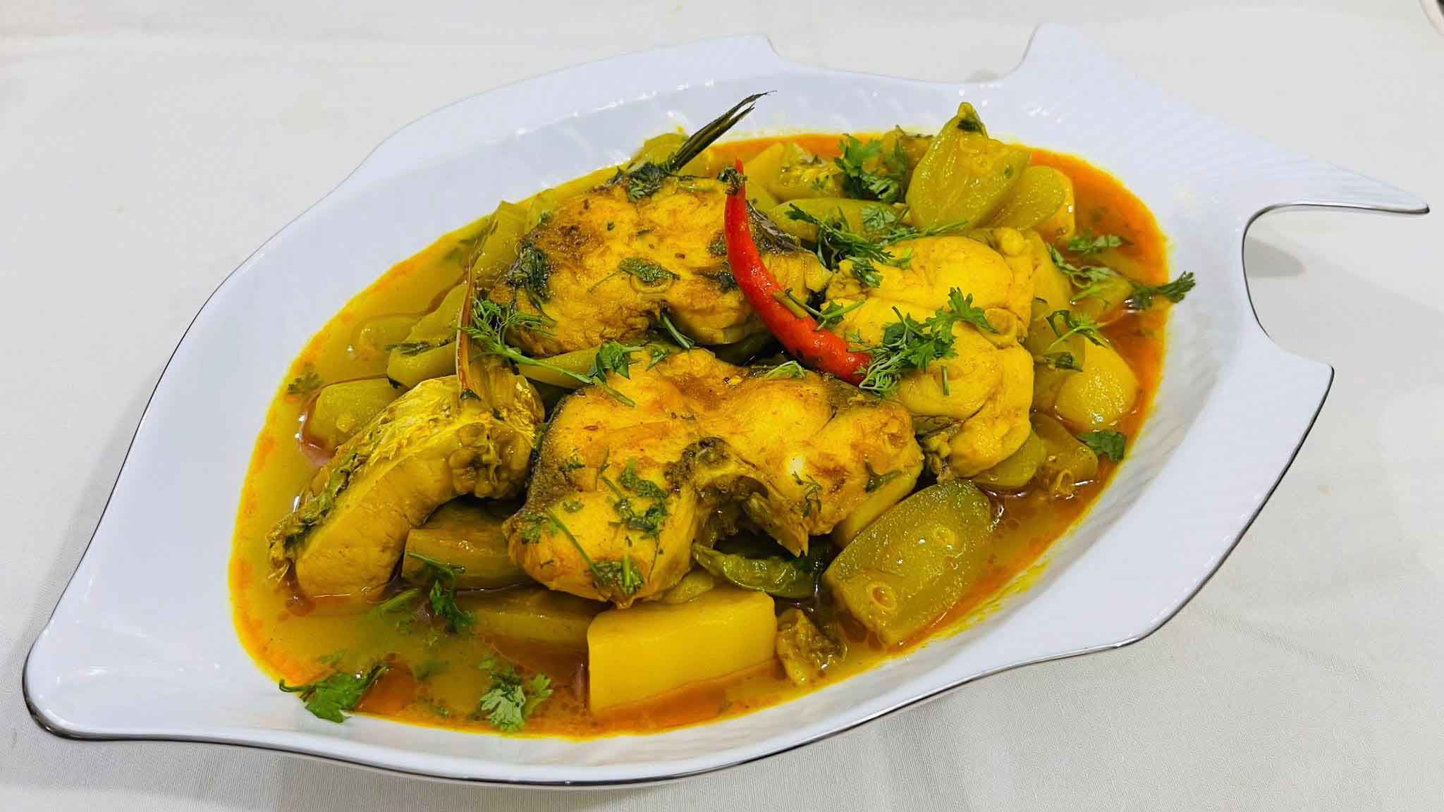 পটোল ও আলু দিয়ে রুই মাছের ঝাল