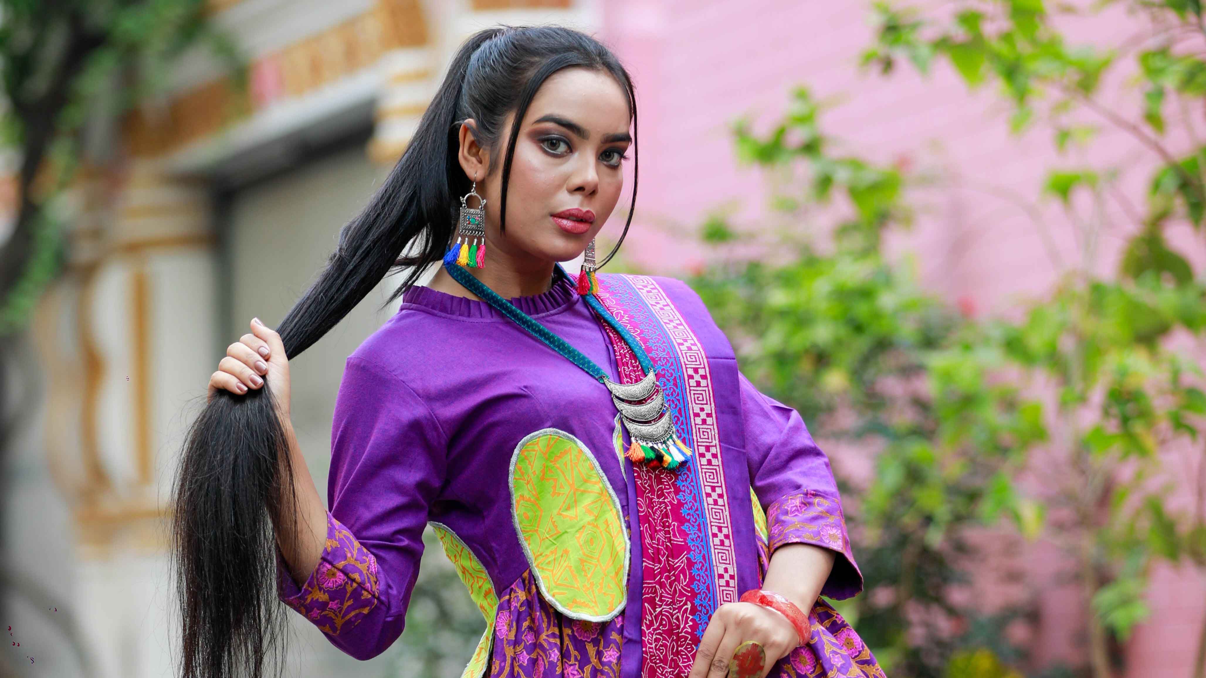 অ্যান্টি-ড্যানড্রাফ শ্যাম্পুতে কাজ হচ্ছে না? খুশকি তাড়াতে সমাধান হতে পারে তাজা নিমপাতা