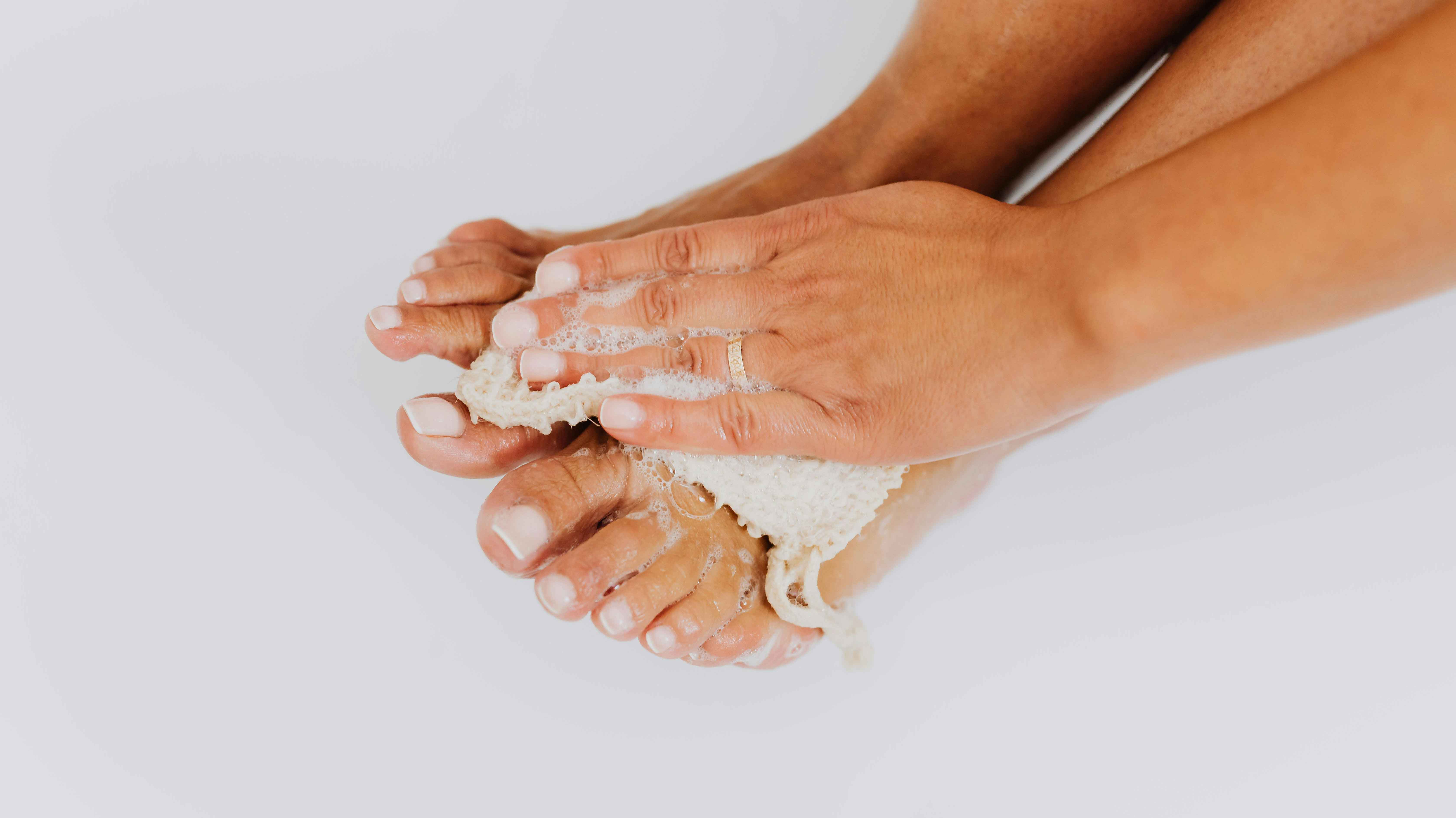 পৌষের হাওয়া লেগে ফাটছে গোড়ালি? সমাধান আছে ঘরেই