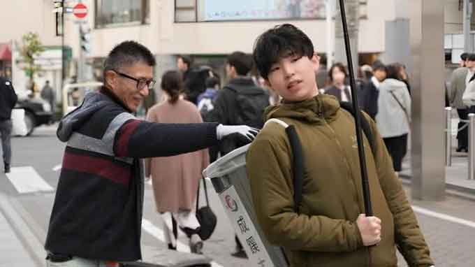 জাপানে পর্যটকদের পোশাক কেন ময়লার অস্থায়ী ঝুড়ি