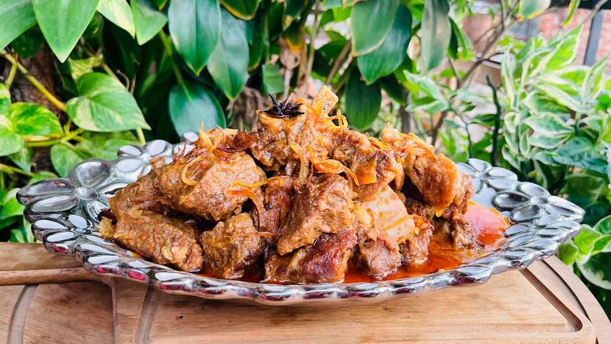 কাজুবাদাম দিয়ে গরুর মাংসের ঝাল রসা