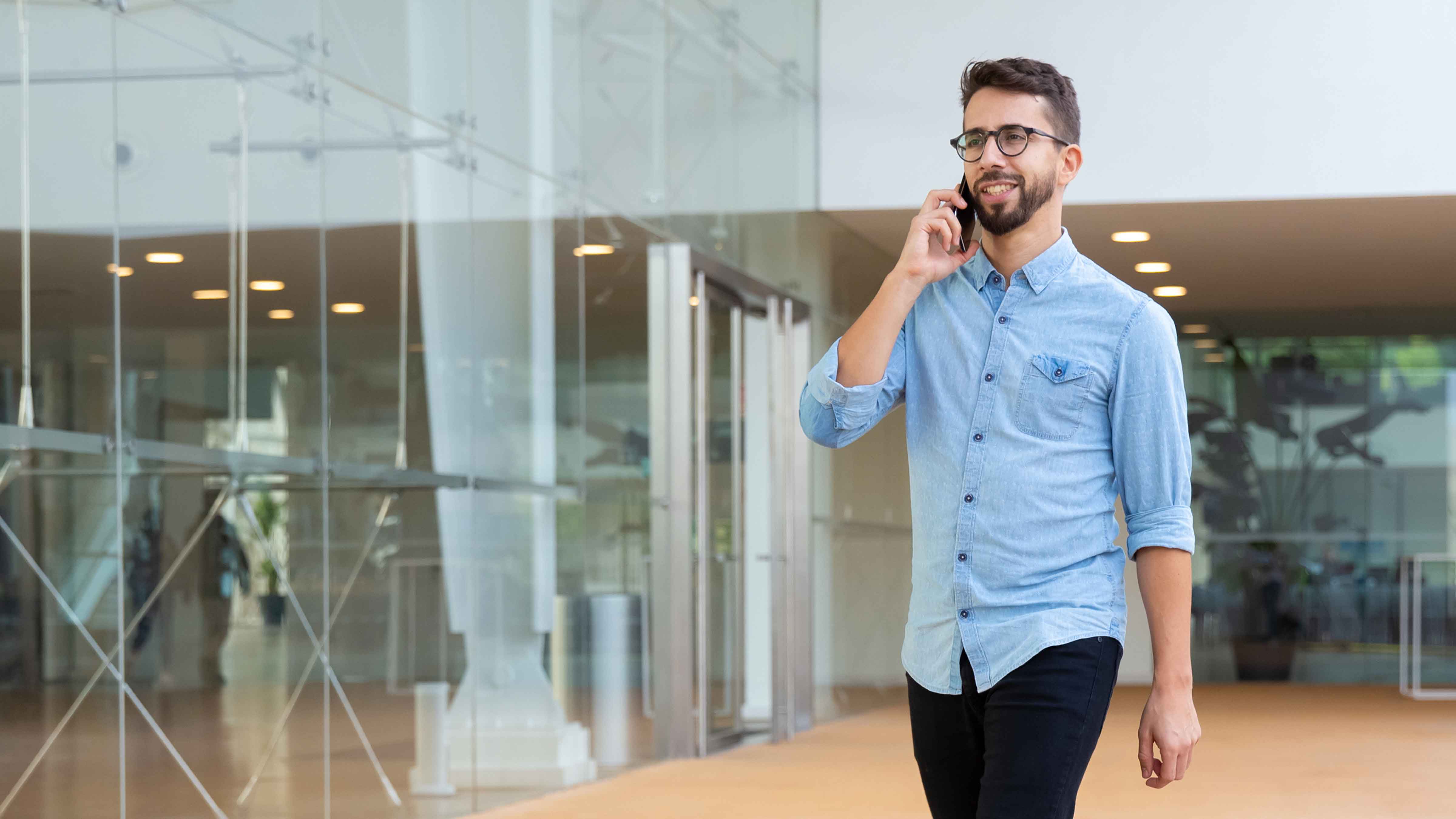 মোবাইল ফোনে কথা বলতে গিয়ে মানুষ হাঁটাহাঁটি করে কেন?