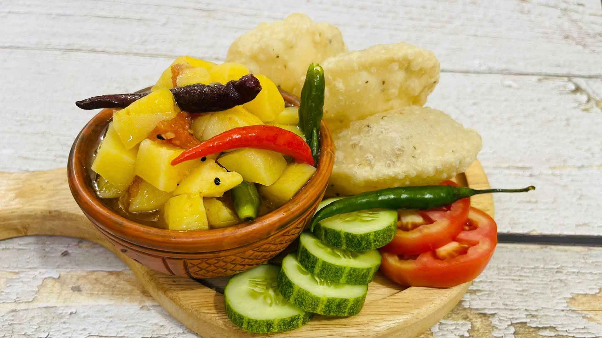 ছুটির সকালের নাশতায় লুচির সঙ্গে আলুর ঝোল