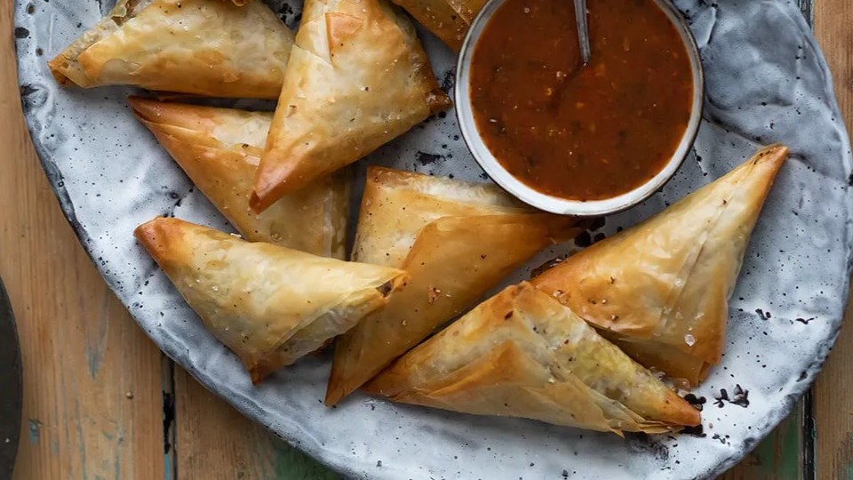 বাড়িতেই বানিয়ে ফেলুন আফ্রিকান সমুচা ববোটি ফিলো পাই