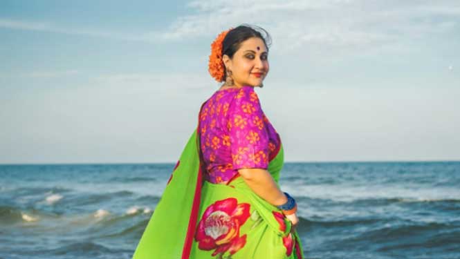 ‘শাড়ির পোকা’ স্বস্তিকার মতো পূজায় সাজুন শাড়িতে